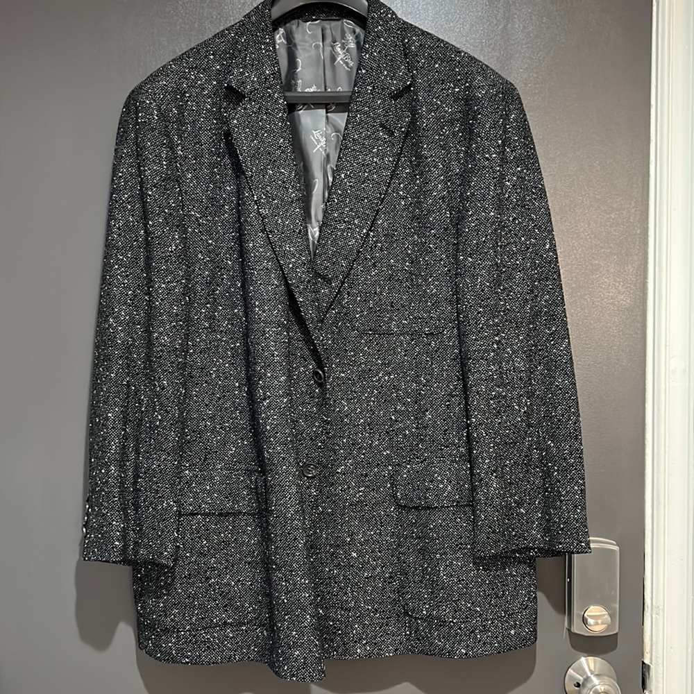 Lansky’s Elvis suit coat in perfect condition.